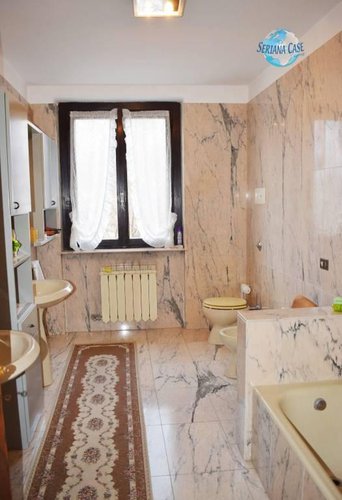 QUADRILOCALE CON GIARDINO DI 2000 MQ E BOX Albino