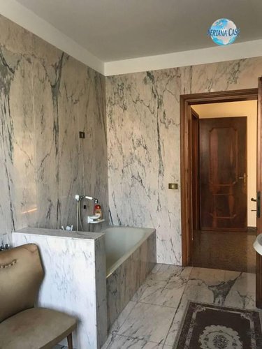 QUADRILOCALE CON GIARDINO DI 2000 MQ E BOX Albino