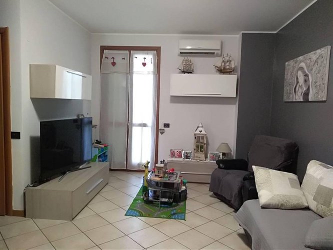 VILLETTA A SCHIERA DI TESTA AD ANTEGNATE