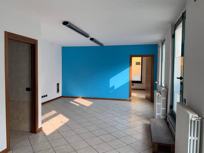 NEGOZIO ADIACENTE AL CENTRO STORICO