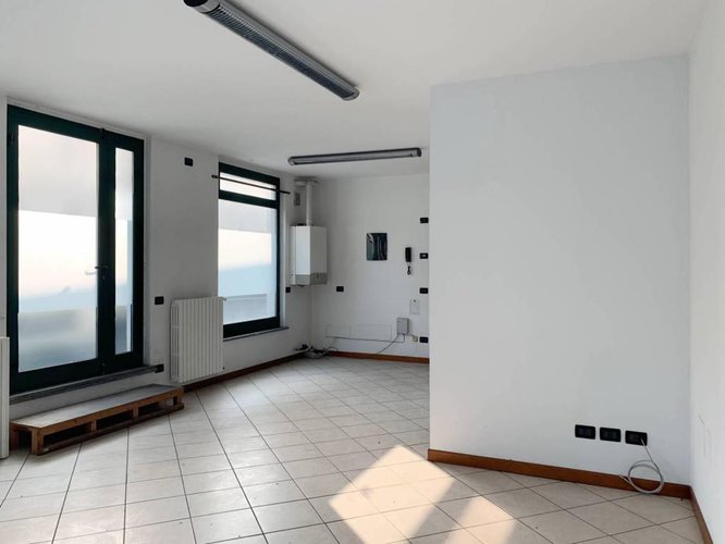 NEGOZIO ADIACENTE AL CENTRO STORICO Romano di Lombardia