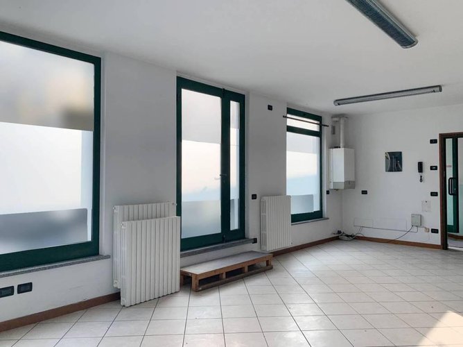 NEGOZIO ADIACENTE AL CENTRO STORICO Romano di Lombardia