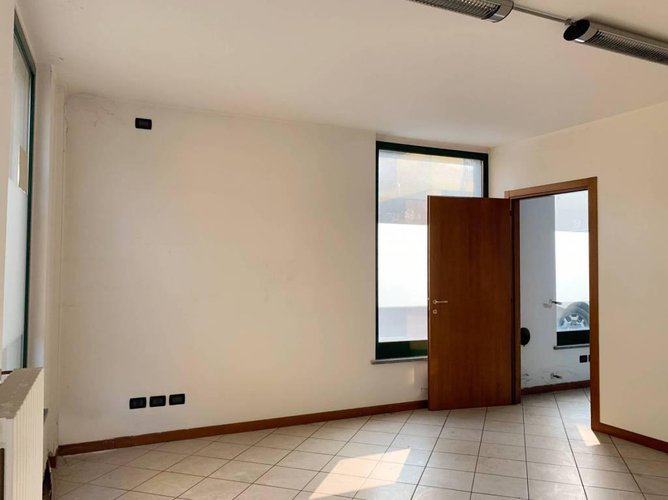 NEGOZIO ADIACENTE AL CENTRO STORICO Romano di Lombardia