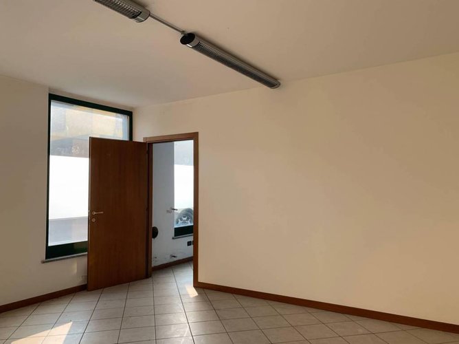 NEGOZIO ADIACENTE AL CENTRO STORICO Romano di Lombardia