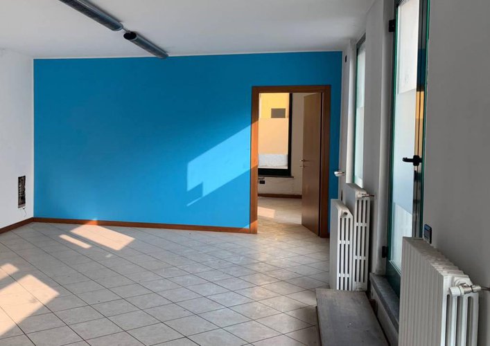 NEGOZIO ADIACENTE AL CENTRO STORICO Romano di Lombardia