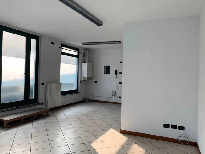 NEGOZIO ADIACENTE AL CENTRO STORICO Romano di Lombardia