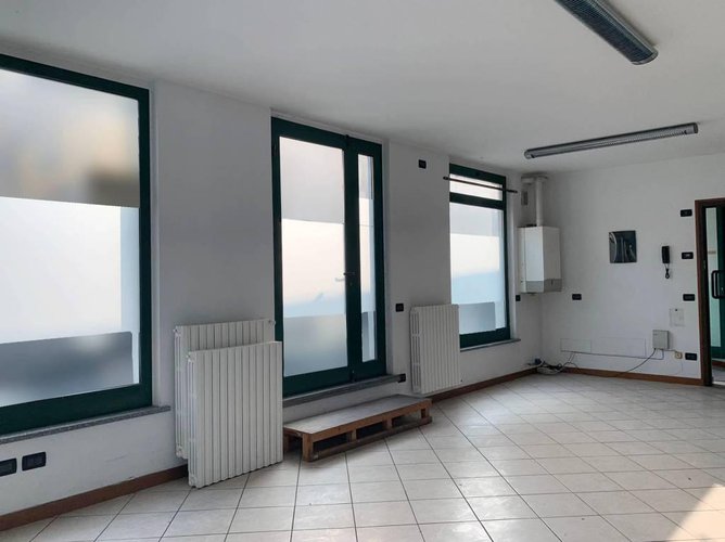 NEGOZIO ADIACENTE AL CENTRO STORICO Romano di Lombardia