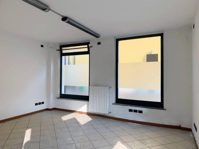 NEGOZIO ADIACENTE AL CENTRO STORICO Romano di Lombardia