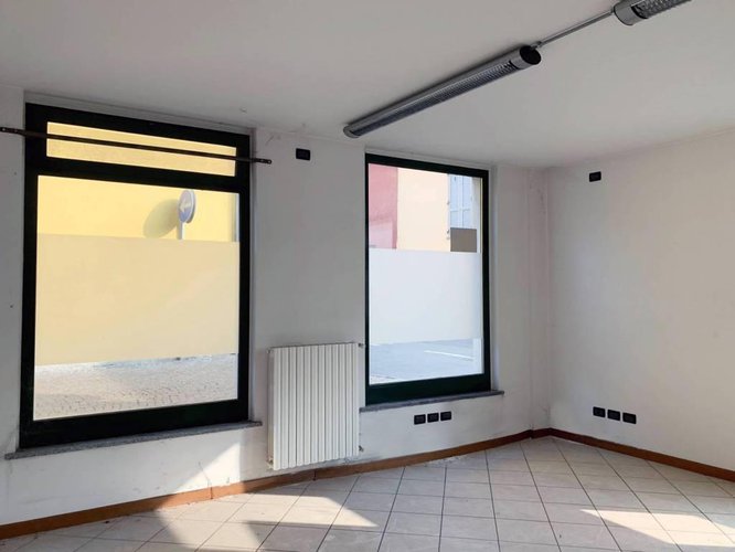 NEGOZIO ADIACENTE AL CENTRO STORICO Romano di Lombardia