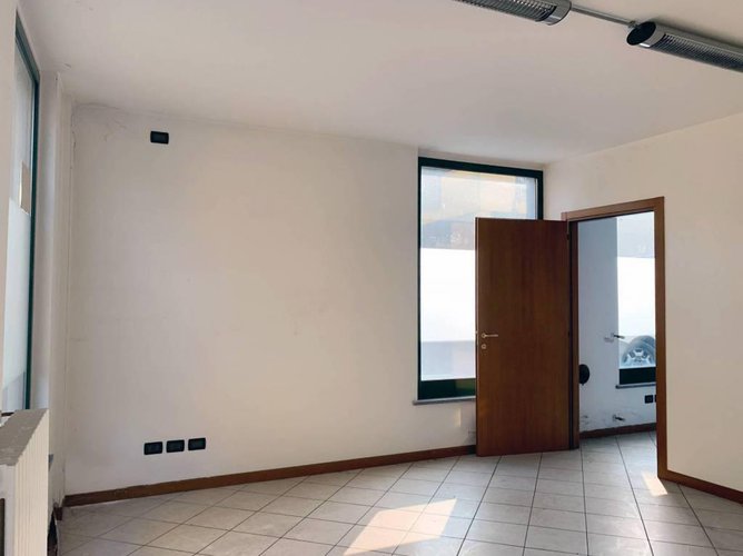 NEGOZIO ADIACENTE AL CENTRO STORICO Romano di Lombardia