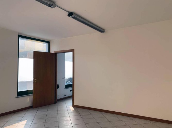 NEGOZIO ADIACENTE AL CENTRO STORICO Romano di Lombardia