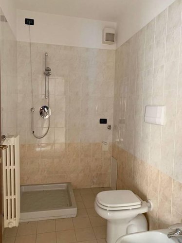 NEGOZIO ADIACENTE AL CENTRO STORICO Romano di Lombardia