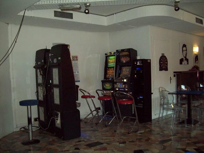 VENDESI ATTIVITA' BAR Fara Olivana con Sola