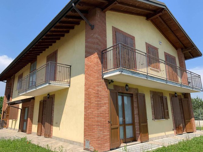 VILLA DI CON DUE UNITA' ABITATIVE A ROMANO