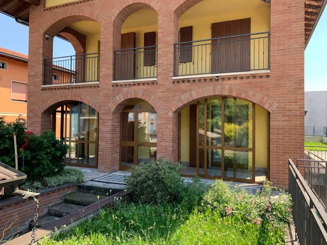 VILLA DI DUE UNITA' ABITATIVE.