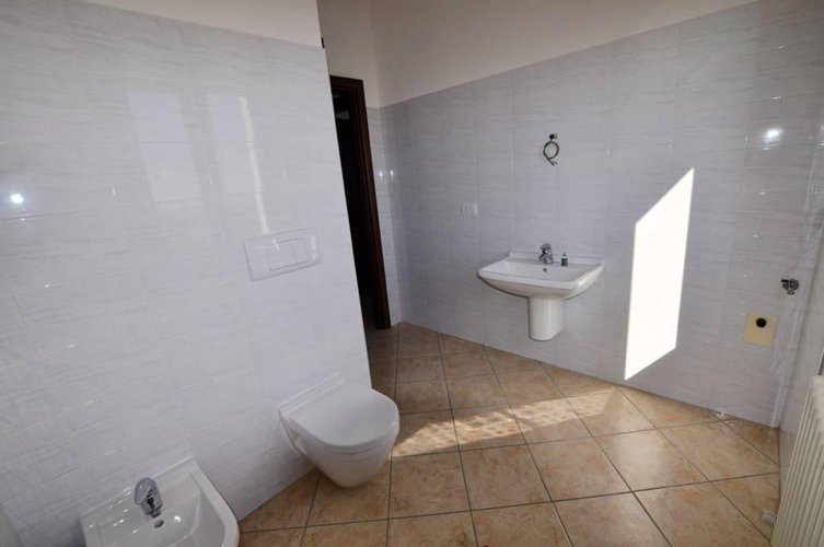 TRILOCALE RISTRUTTURATO IN VENDITA A MEDOLAGO Medolago