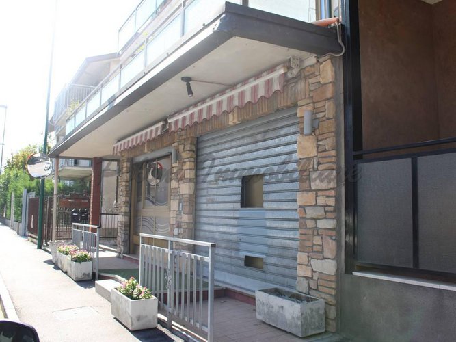 Scanzorosciate, locale commerciale