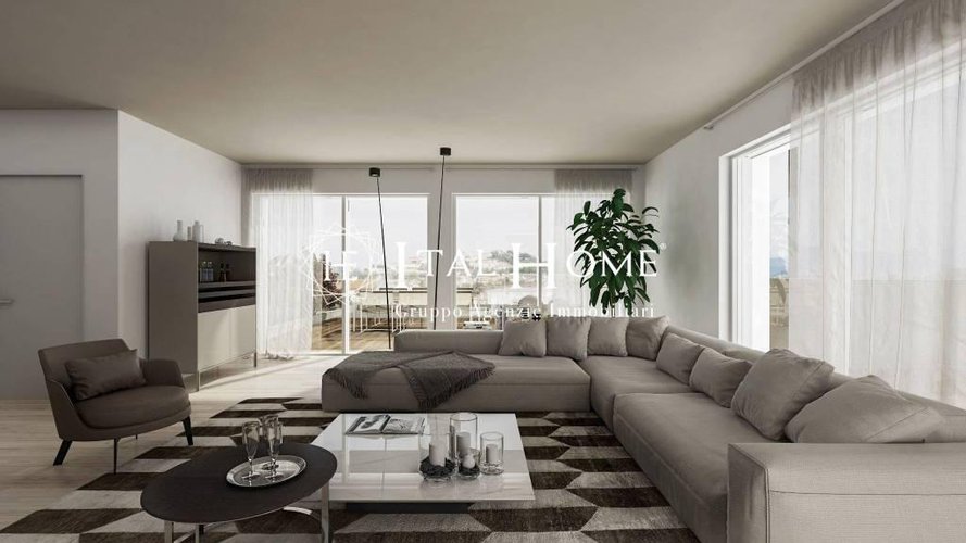 Negozio fronte strada con grandi vetrate, doppi servizi.... Bergamo