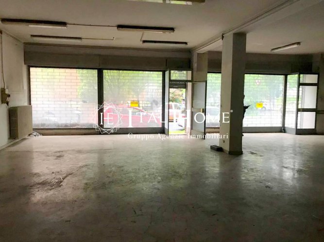 Bergamo città, Vendesi Negozio ampio e luminoso Bergamo