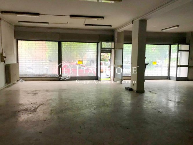 Bergamo città, Vendesi Negozio ampio e luminoso Bergamo