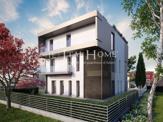 Vendesi intero piano ad uso ufficio. Bergamo