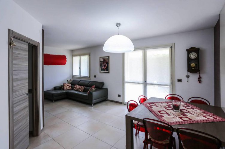 Moderno trilocale con giardino e taverna