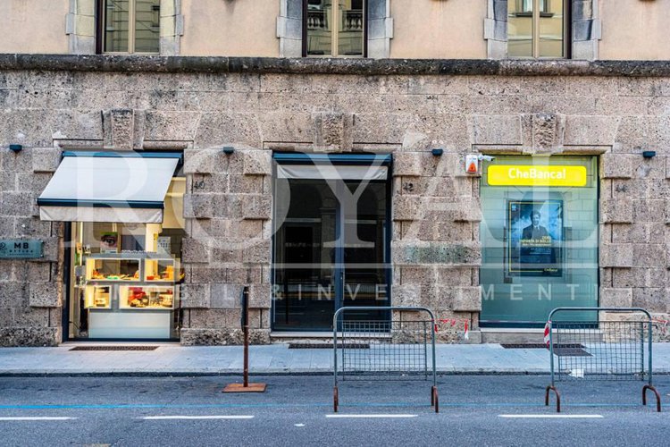 Largo Belotti - Negozio con vetrina fronte strada