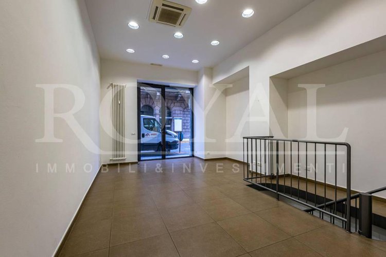 Largo Belotti - Negozio con vetrina fronte strada Bergamo