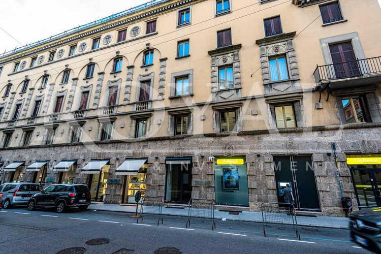 Largo Belotti - Negozio con vetrina fronte strada Bergamo