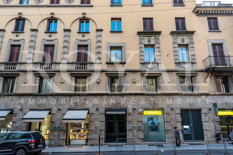 Largo Belotti - Negozio con vetrina fronte strada Bergamo