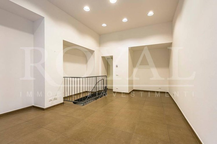 Largo Belotti - Negozio con vetrina fronte strada Bergamo