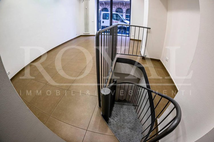 Largo Belotti - Negozio con vetrina fronte strada Bergamo