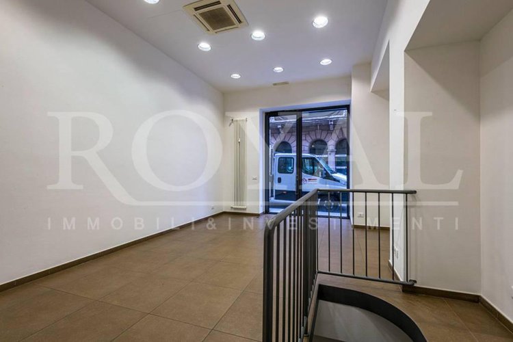 Largo Belotti - Negozio con vetrina fronte strada Bergamo