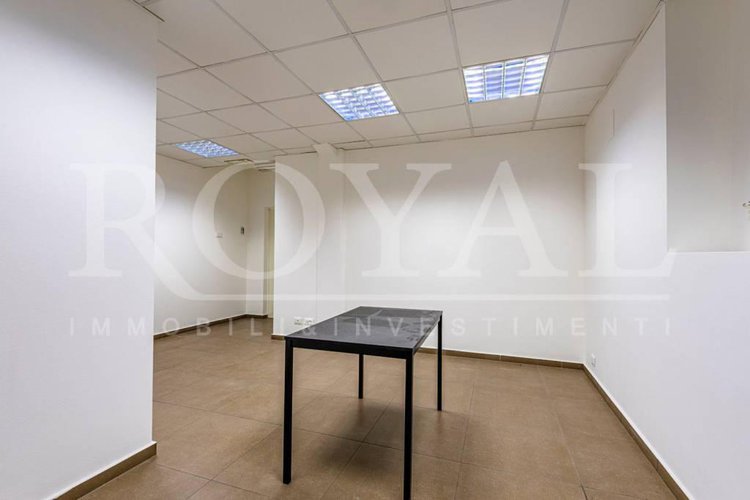 Largo Belotti - Negozio con vetrina fronte strada Bergamo