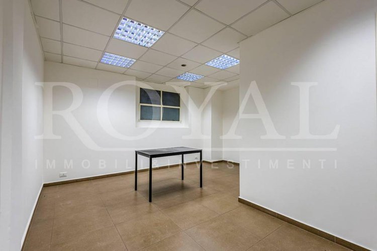 Largo Belotti - Negozio con vetrina fronte strada Bergamo