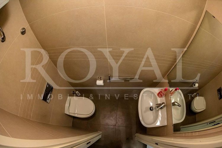 Largo Belotti - Negozio con vetrina fronte strada Bergamo