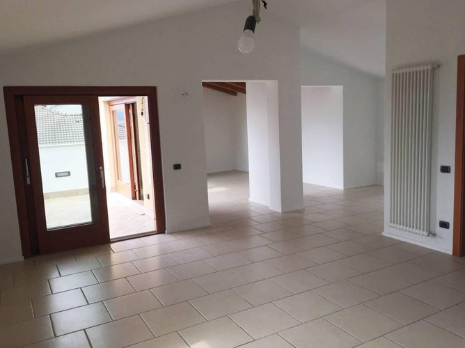 Splendido trilocale con terrazza panoramica, ristrutturato Nembro