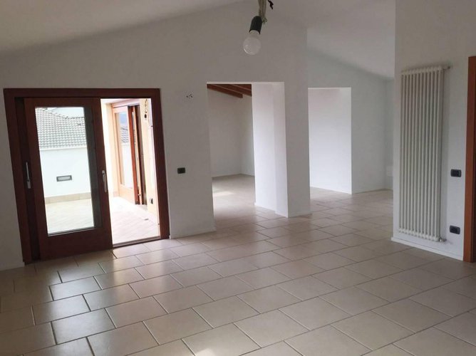 Splendido trilocale con terrazza panoramica, ristrutturato Nembro