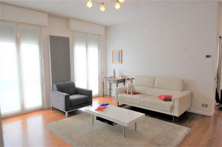 1067 SERIATE due quadrilocali in edificio con capannone Seriate