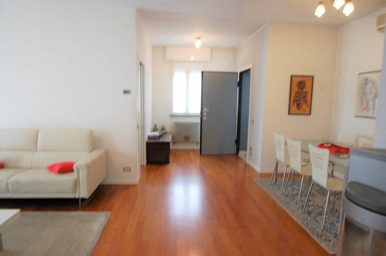 1067 SERIATE due quadrilocali in edificio con capannone Seriate