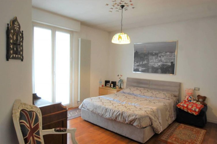 1067 SERIATE due quadrilocali in edificio con capannone Seriate