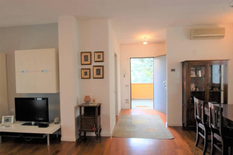 1067 SERIATE due quadrilocali in edificio con capannone Seriate