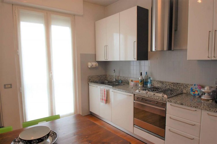 1067 SERIATE due quadrilocali in edificio con capannone Seriate