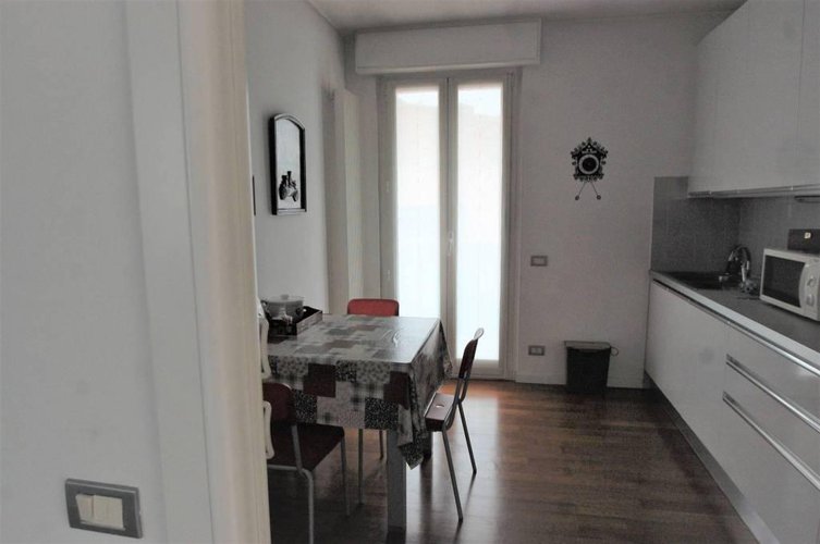 1067 SERIATE due quadrilocali in edificio con capannone Seriate