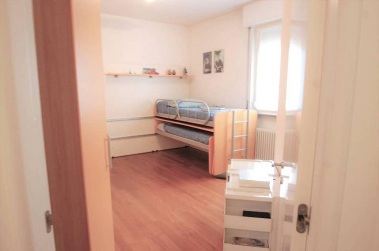 1067 SERIATE due quadrilocali in edificio con capannone Seriate