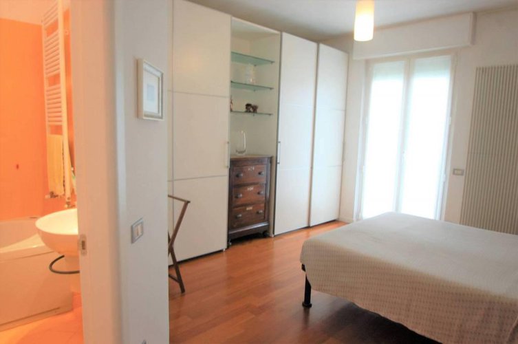 1067 SERIATE due quadrilocali in edificio con capannone Seriate