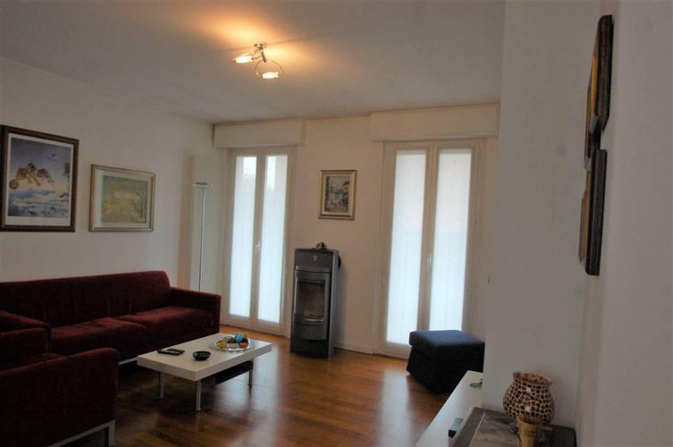 1067 SERIATE due quadrilocali in edificio con capannone Seriate