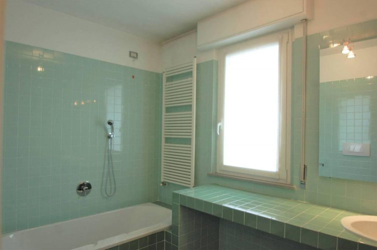 1067 SERIATE due quadrilocali in edificio con capannone Seriate