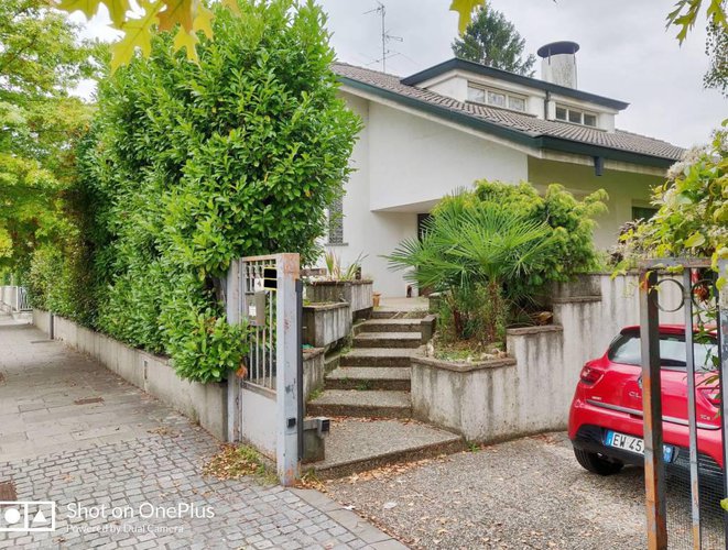 Introvabile villa singola, metratura esclusiva, box di 70mq! Grumello del Monte