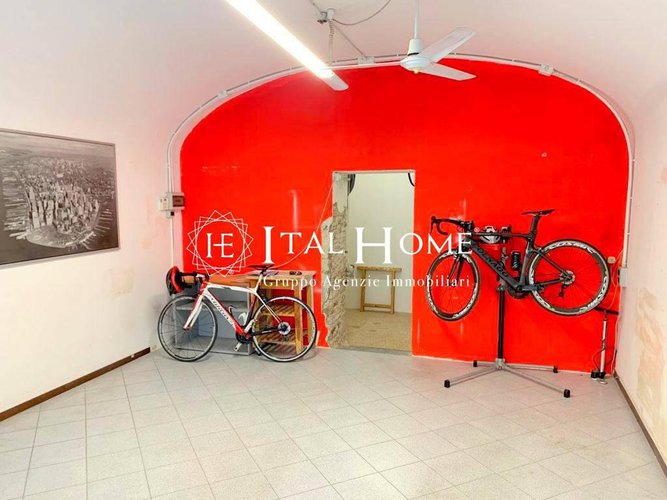 AFFITTASI NEGOZIO CON VETRINE IN PIAZZA. S.ANNA Bergamo